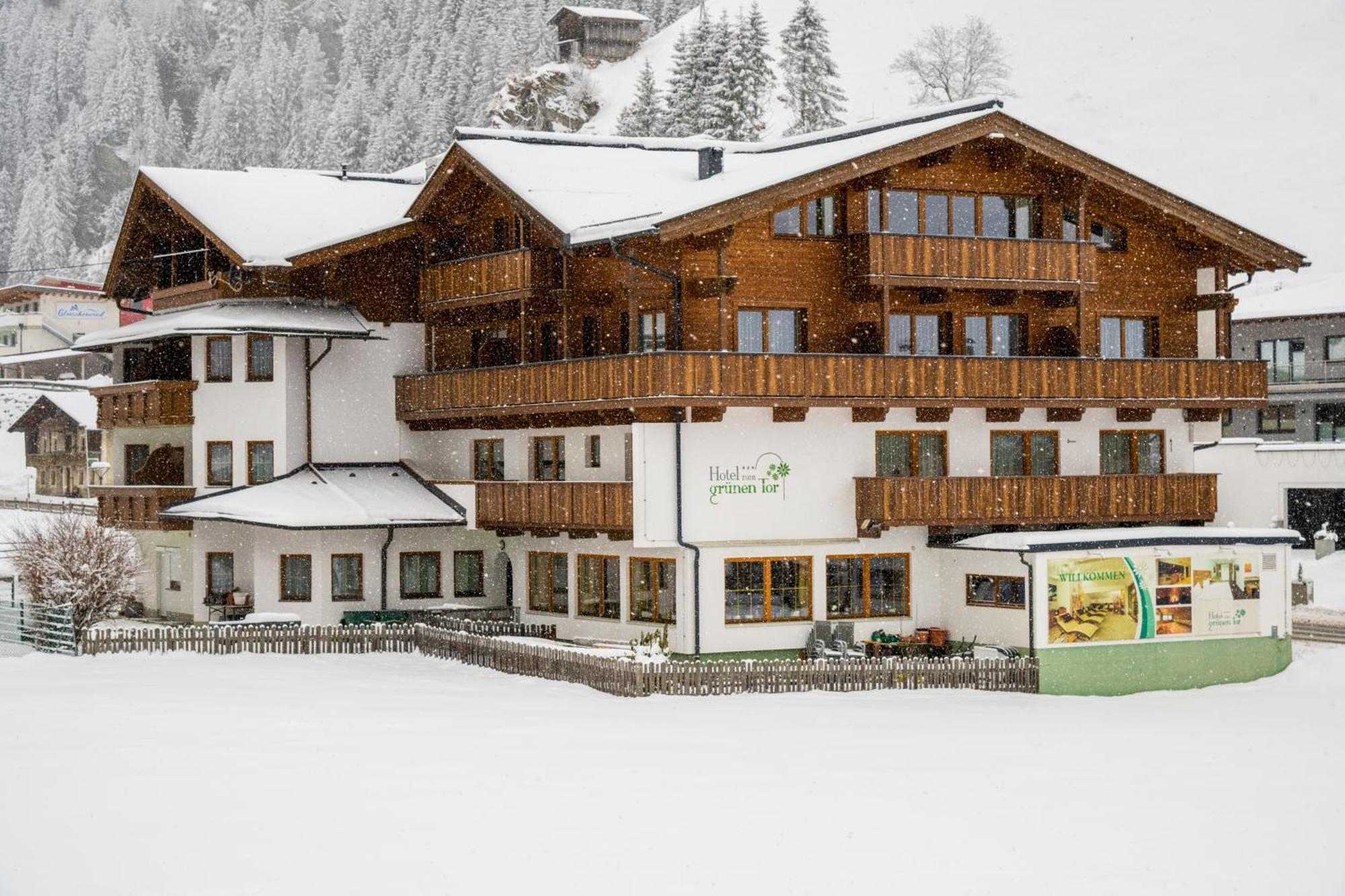 Hotel Zum Gruenen Tor Tux Exteriör bild