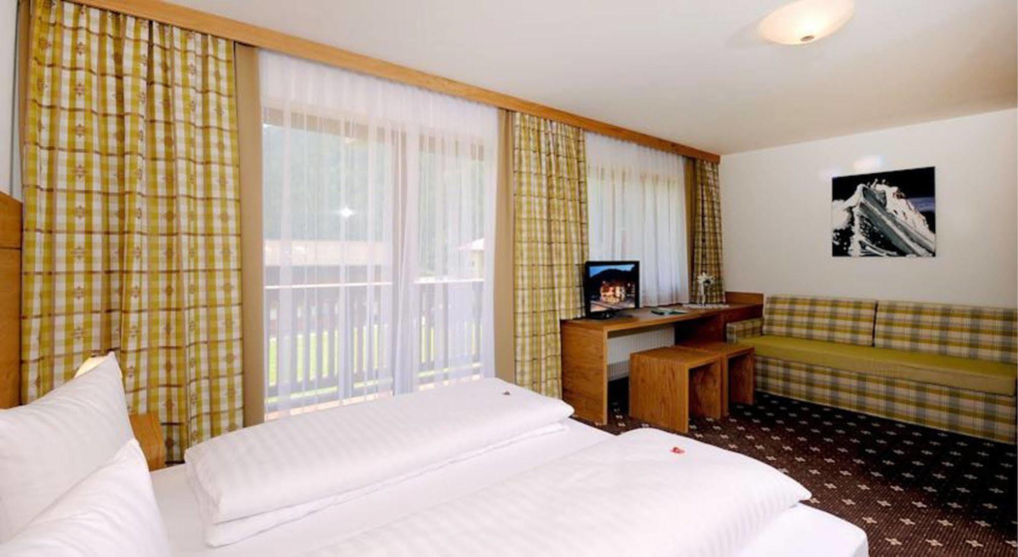 Hotel Zum Gruenen Tor Tux Exteriör bild