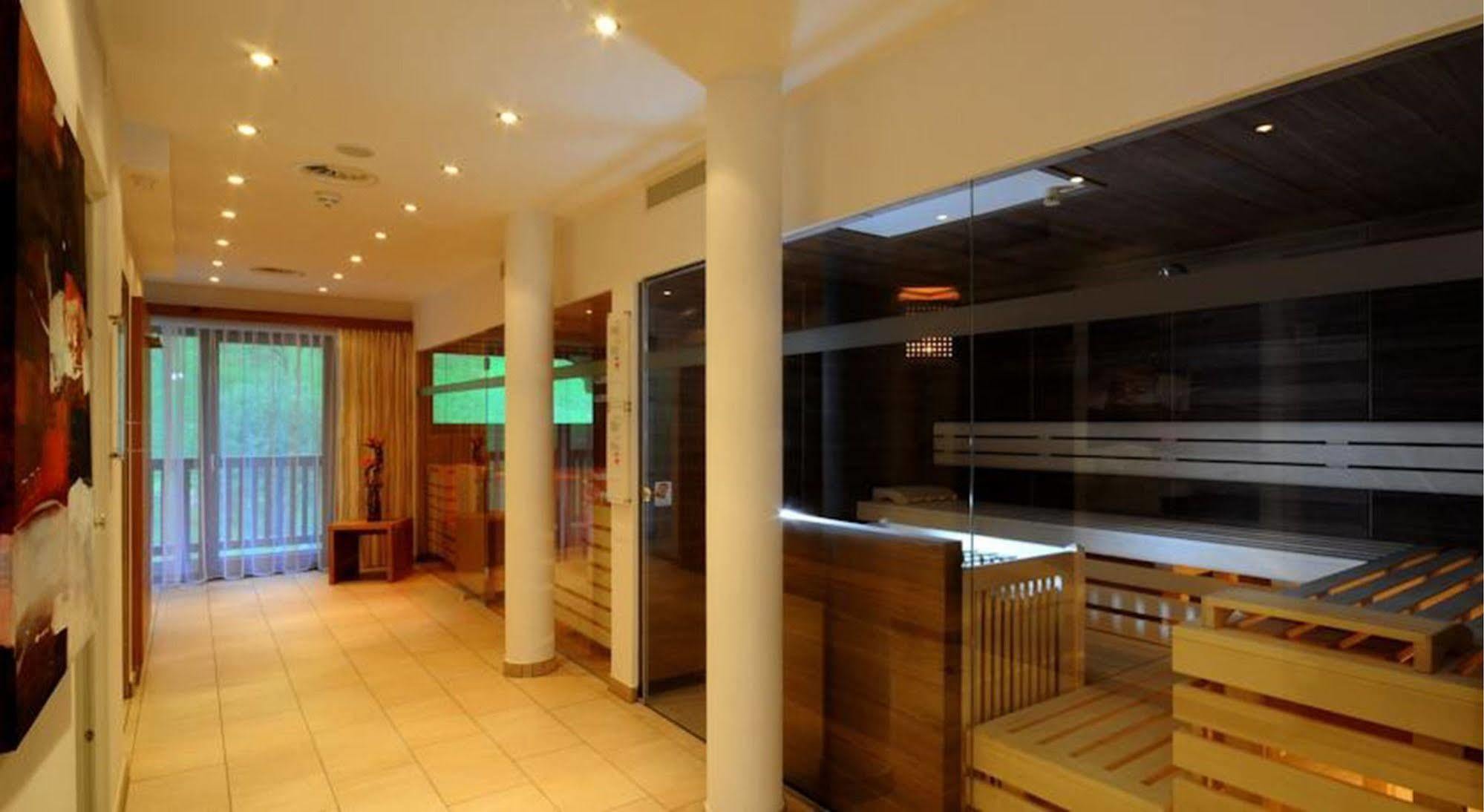 Hotel Zum Gruenen Tor Tux Exteriör bild