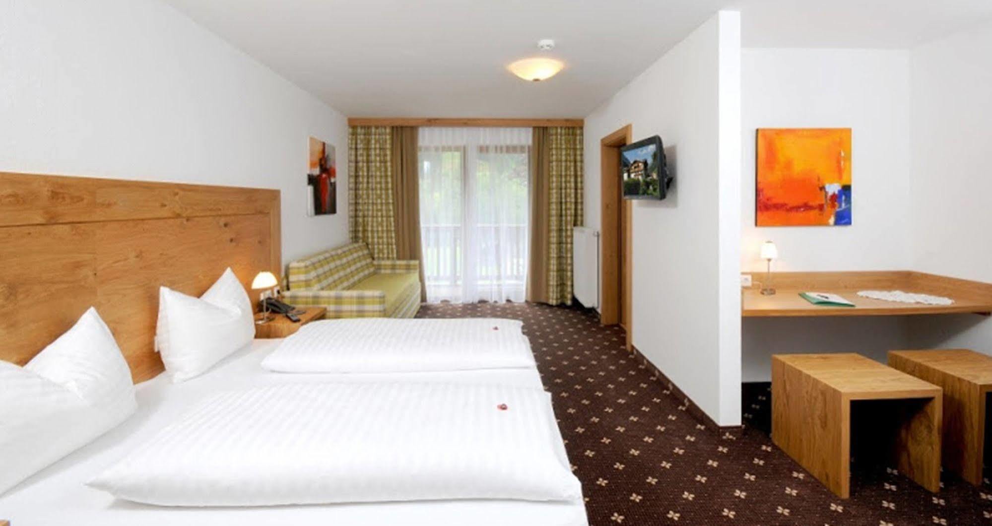 Hotel Zum Gruenen Tor Tux Exteriör bild